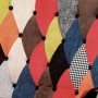 Dvojsedačka, potah látka patchwork, dřevěné nohy, masiv kaučukovník