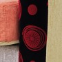 Dvojsedačka, potah látka patchwork, dřevěné nohy, masiv kaučukovník